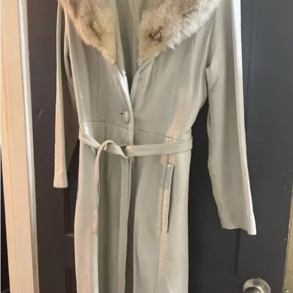 Cream Trench Coat with Plush Fur Collar and Belted Waist